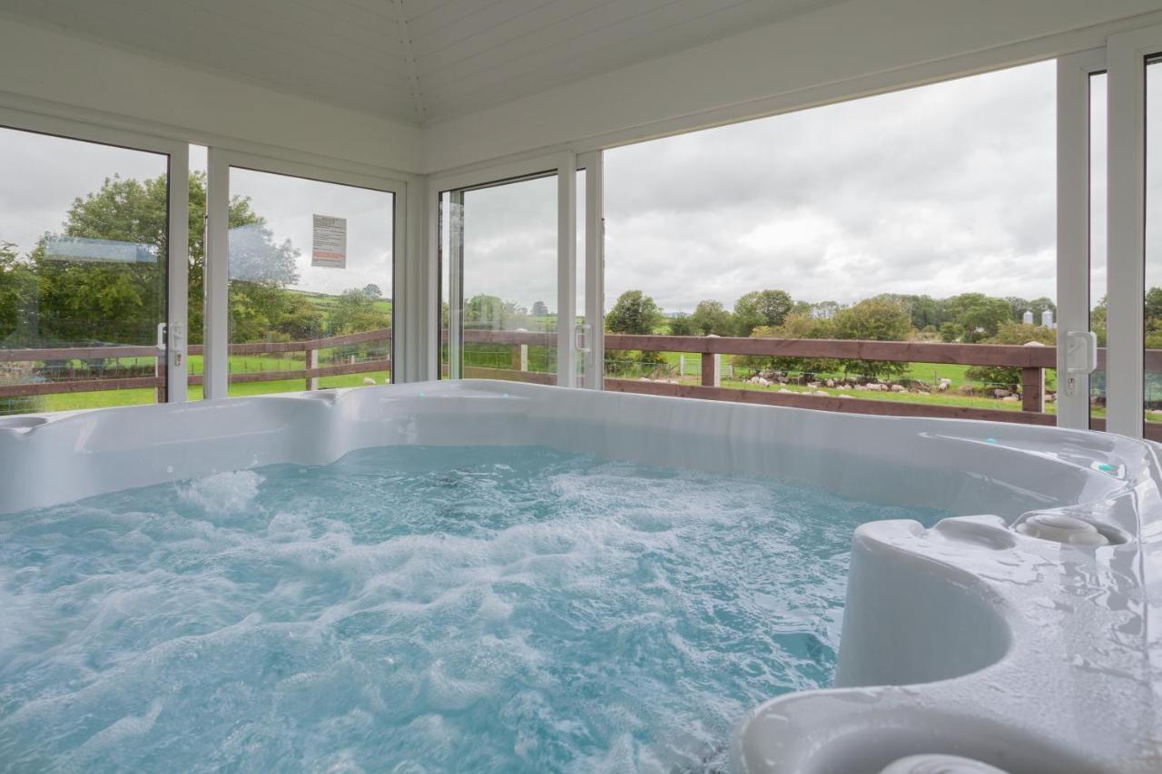 Beautiful Mountain Views & Private Hot Tub Villa Kilcoo ภายนอก รูปภาพ