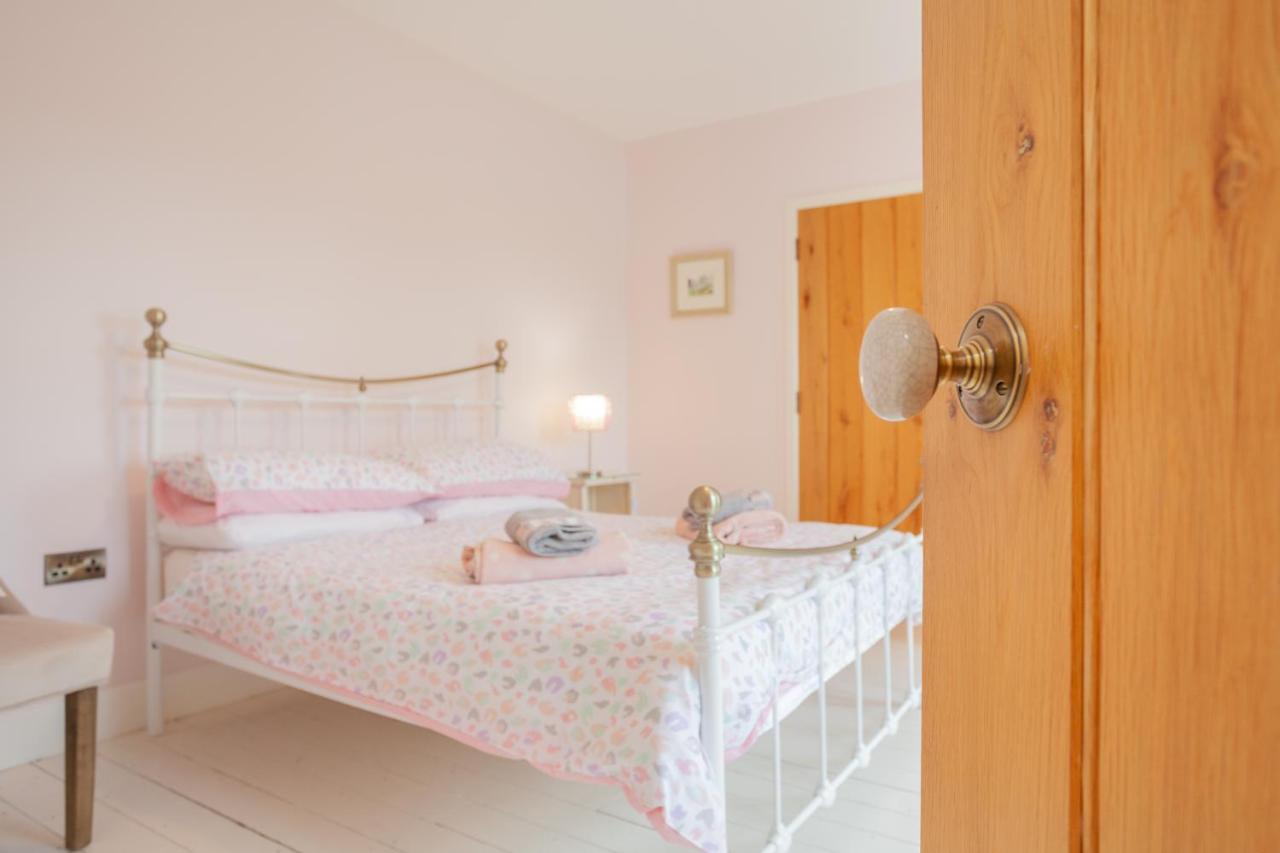 Beautiful Mountain Views & Private Hot Tub Villa Kilcoo ภายนอก รูปภาพ