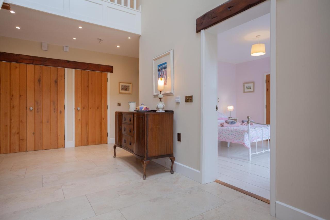 Beautiful Mountain Views & Private Hot Tub Villa Kilcoo ภายนอก รูปภาพ